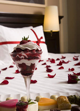 Romantik bir yatak odası nasıl düzenlenir?